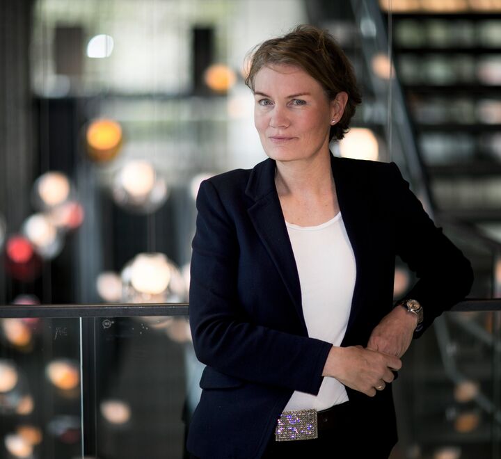 Overgang fra glødepærer til LED belysning er ett viktig bidrag til bærekraft, skriver professor Caroline D Ditlev-Simonsen (bildet).