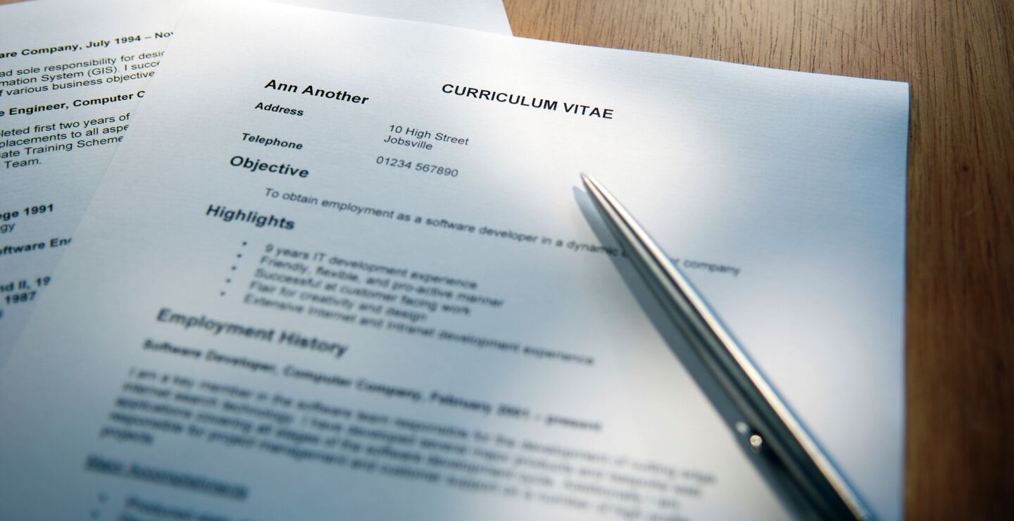 Rekrutteringsekspert Ole Iversen deler her råd om hvordan du lett kan skille deg ut med CV-en din.