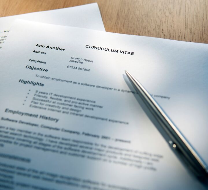 Rekrutteringsekspert Ole Iversen deler her råd om hvordan du lett kan skille deg ut med CV-en din.