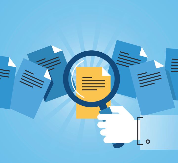 illustrasjonsbilde av en hånd som holder et forstørrelsesglass over dokumenter