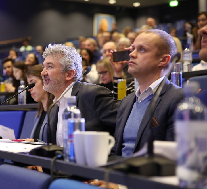 Mennesker som sitter i en forelesningssal