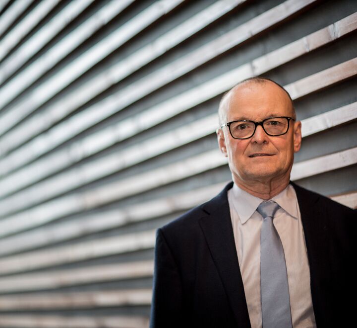 Åpne forhandlinger er til større glede for medier og forståsegpåere enn for involverte parter, skriver Tom Colbjørnsen.