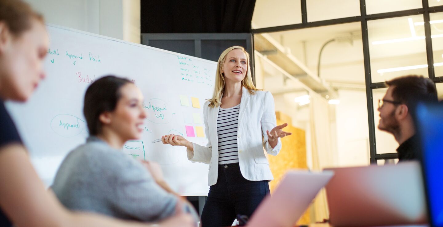 Illustrasjonsbilde av en leder foran medarbeidere