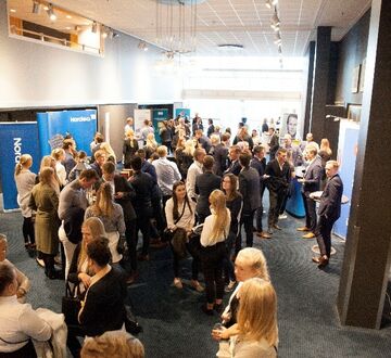 Mennesker som mingler