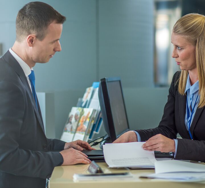 Det må bli mindre lønnsomt å låne ut penger til folk som ikke klarer å gjøre opp for seg. Illustrasjonsfoto av kundemøte.