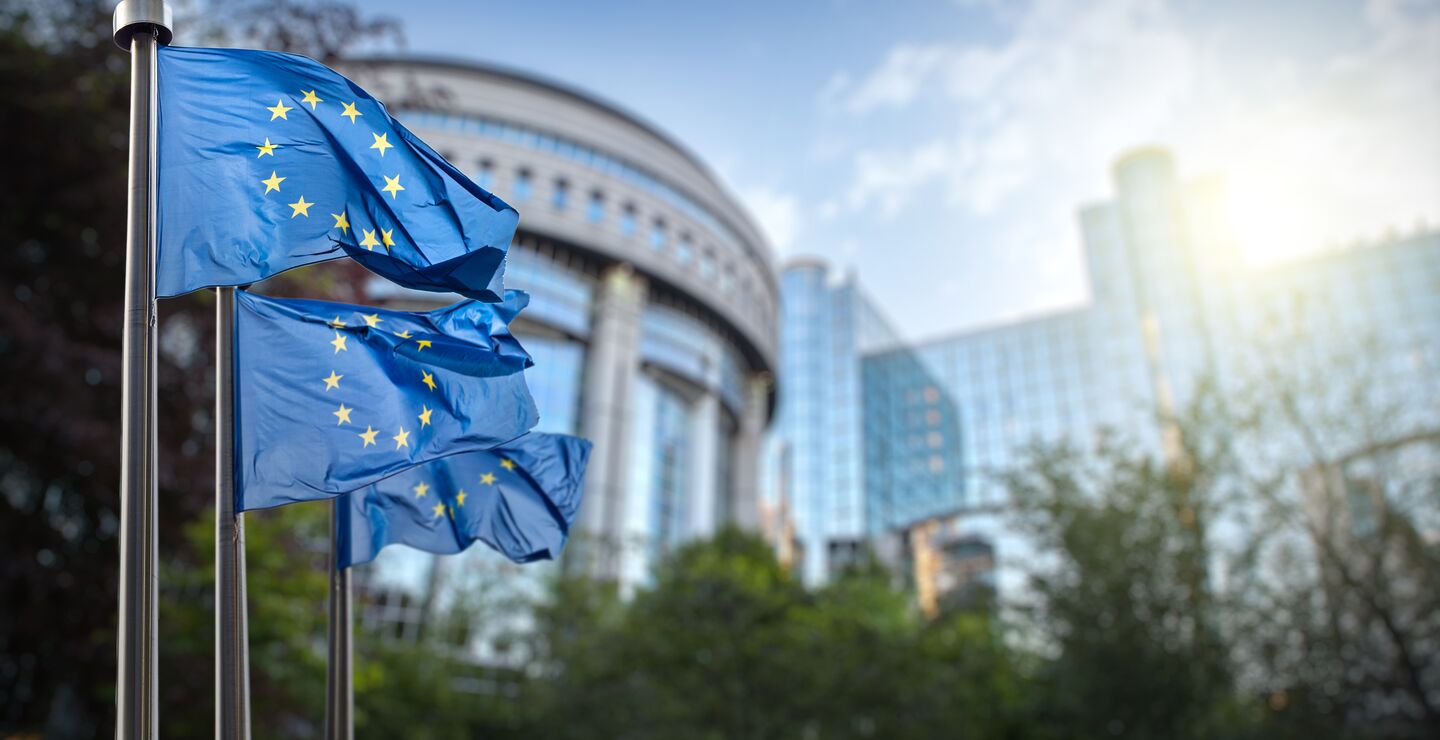 Bør Norge bli med i EUs energiunion? Bildet viser EUs flagg foran bygningen i Brussel.