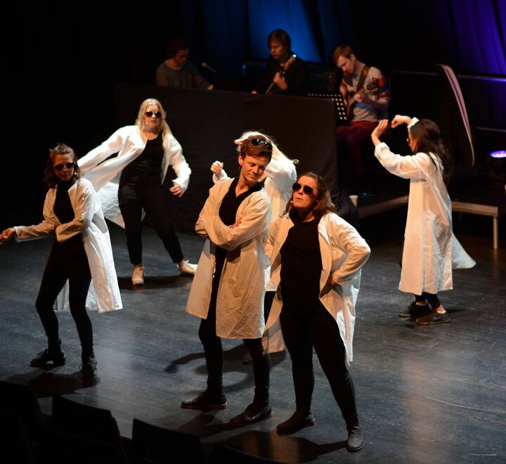 Mennesker opptrer på en scene