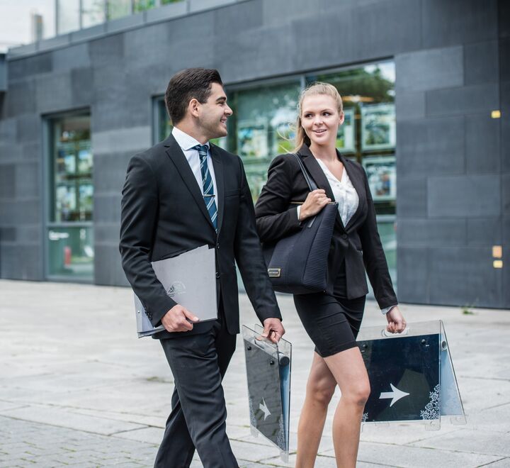 To personer i dress som går å prater sammen