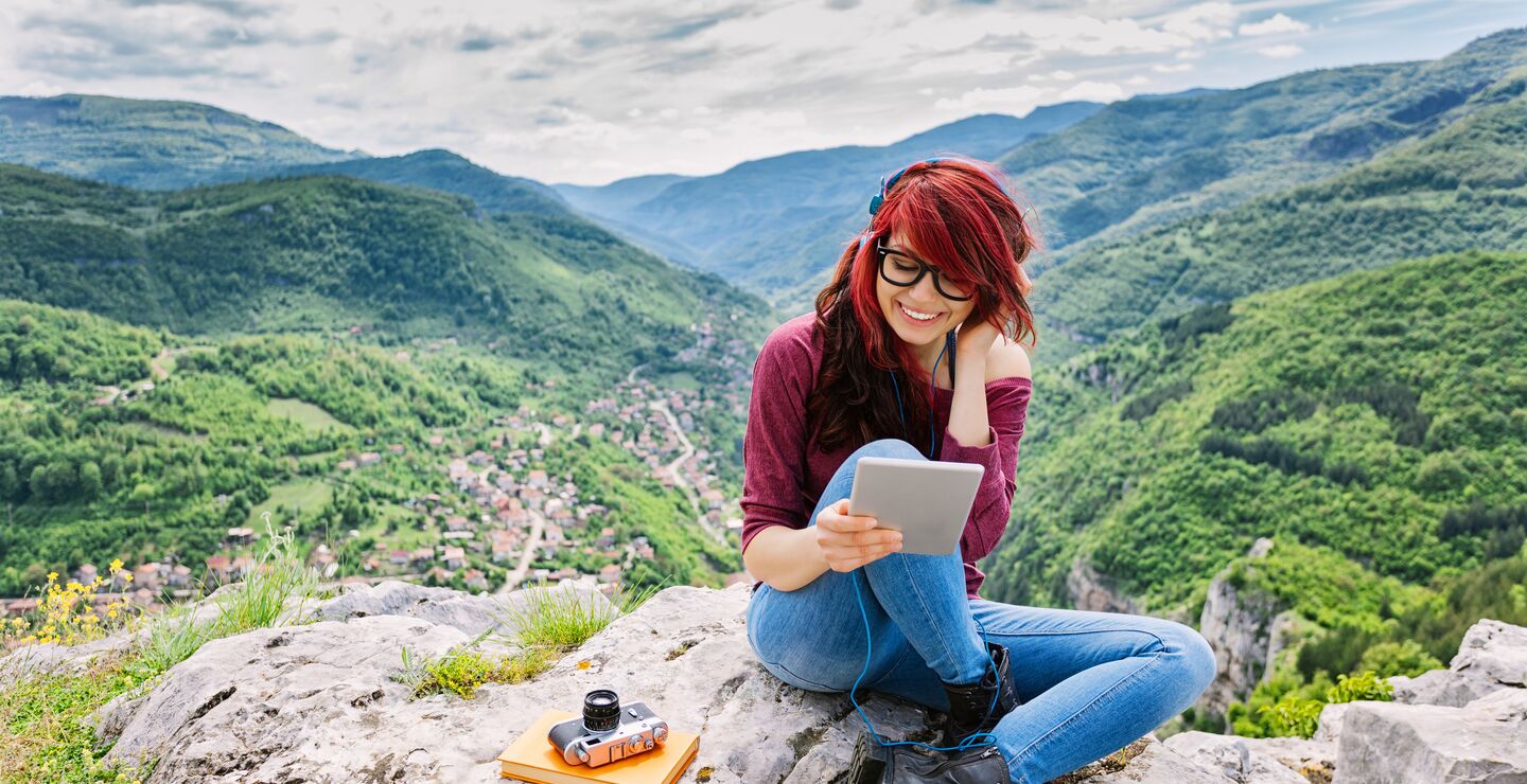 Jente med Ipad på fjelelt