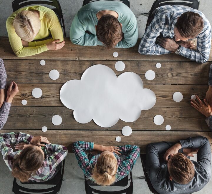 Samarbeid i tverrfaglig prosjektteam er en nøkkel til vellykket innovasjon (illustrasjonsfoto av prosjektteam med blanke ark). 