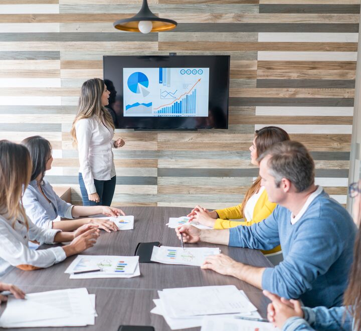 Kvinne holder presentasjon i et møte