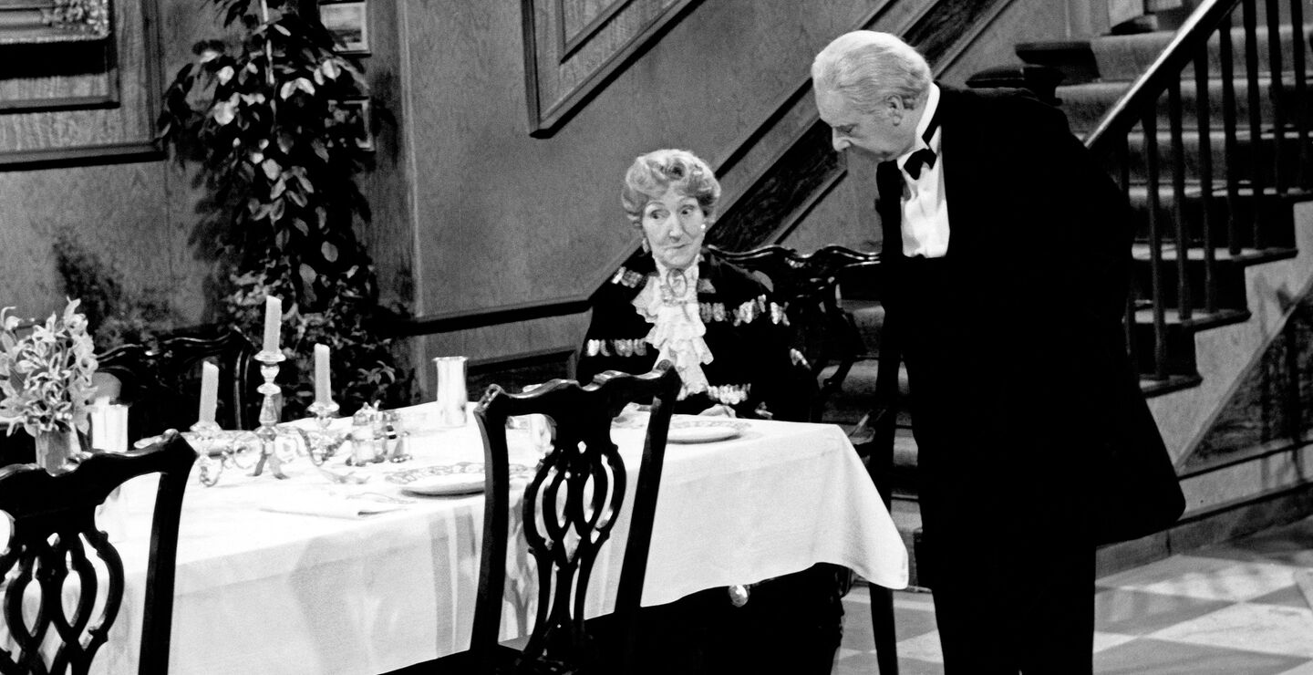 May Warden (Miss Sophie) og Freddie Frinton (Butler James) i den berømte sketsjen "Grevinnen og hovmesteren" eller "Dinner for One" som den heter på engelsk.