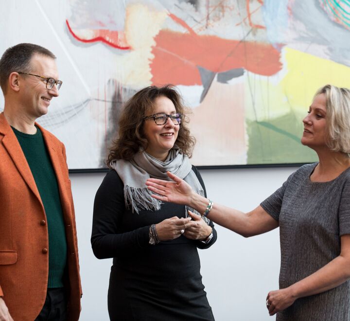 Sharing stories about personal achievements at work strengthens motivation, pride and mastery experience. (illustration photo of people talking).