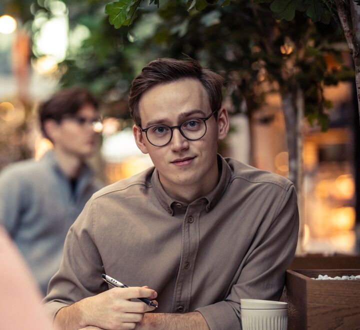 Bilde av en bachelorstudents som ser i kameraet