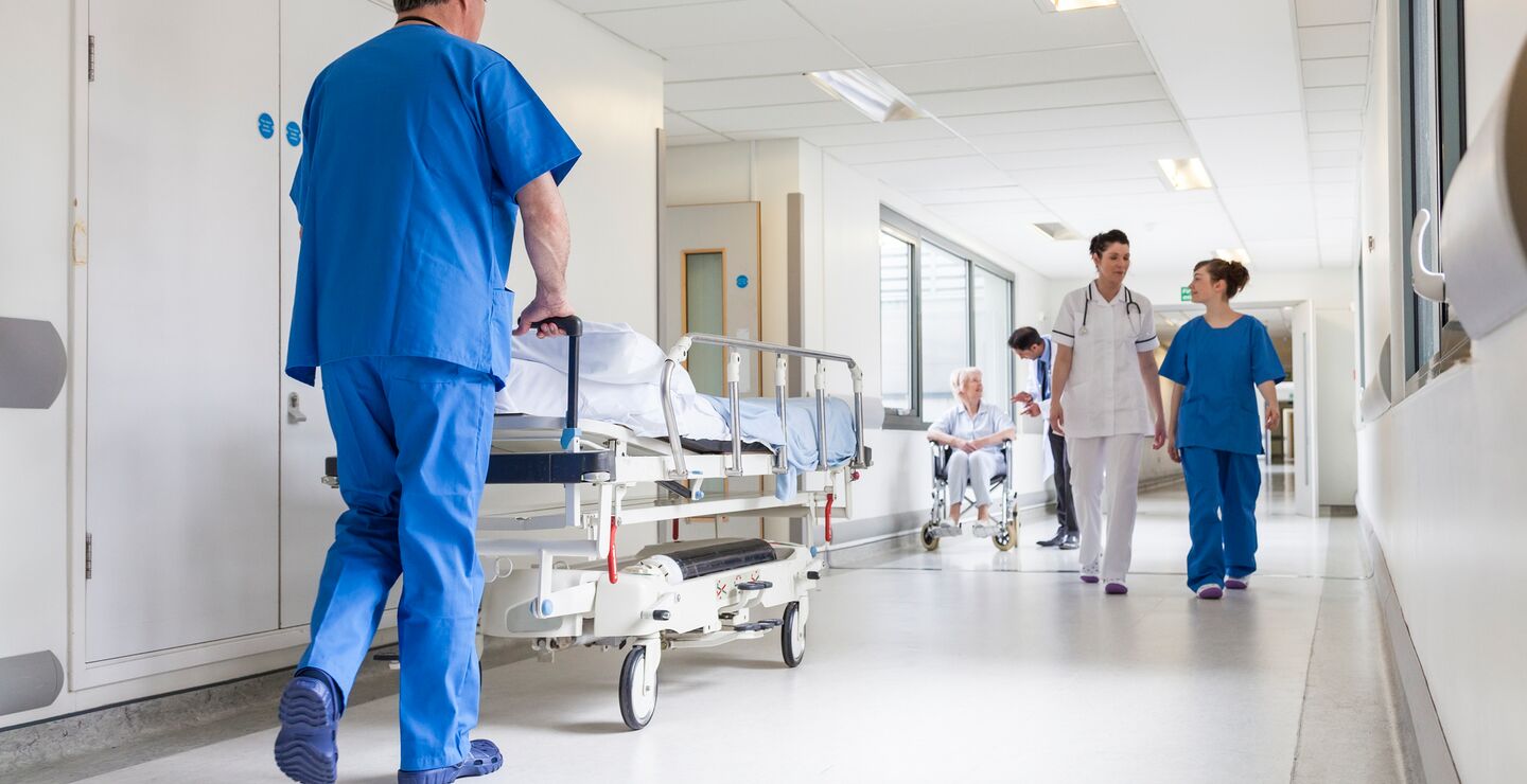 Å snakke med kolleger må bli det normale når du er usikker på hvordan en situasjon skal håndteres, skriver Øyvind Kvalnes. (Illustrasjonsfoto: Spotmatik)