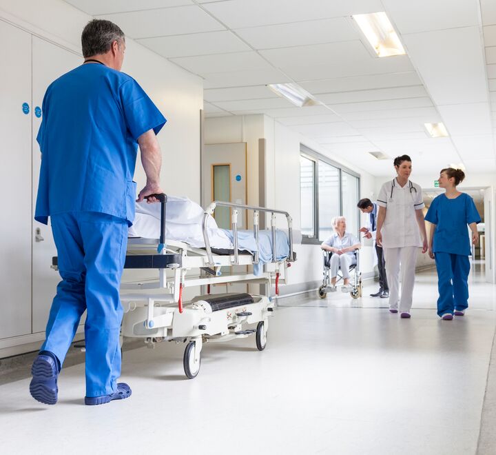 Å snakke med kolleger må bli det normale når du er usikker på hvordan en situasjon skal håndteres, skriver Øyvind Kvalnes. (Illustrasjonsfoto: Spotmatik)