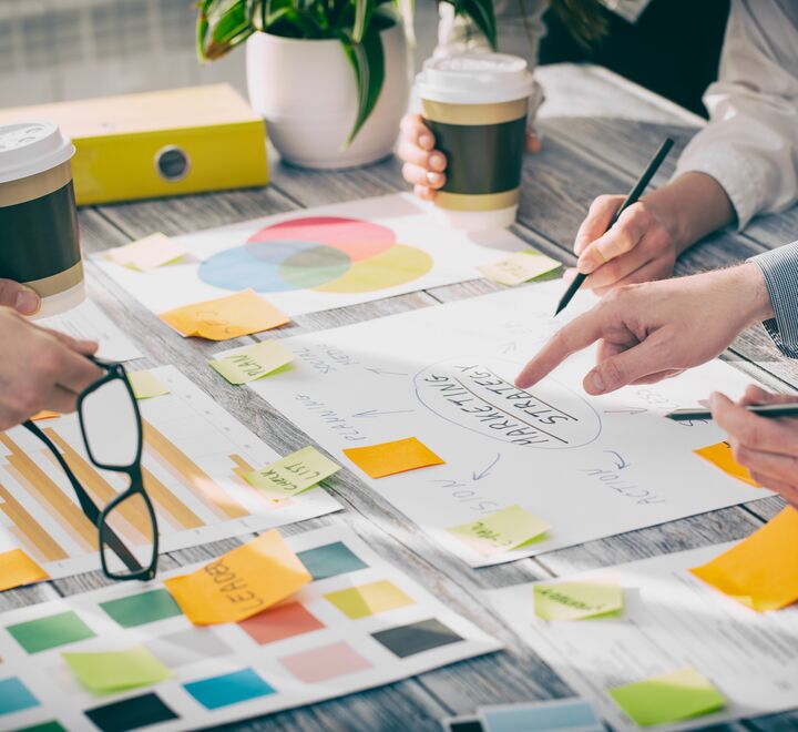 Person peker på et bord med dokumenter