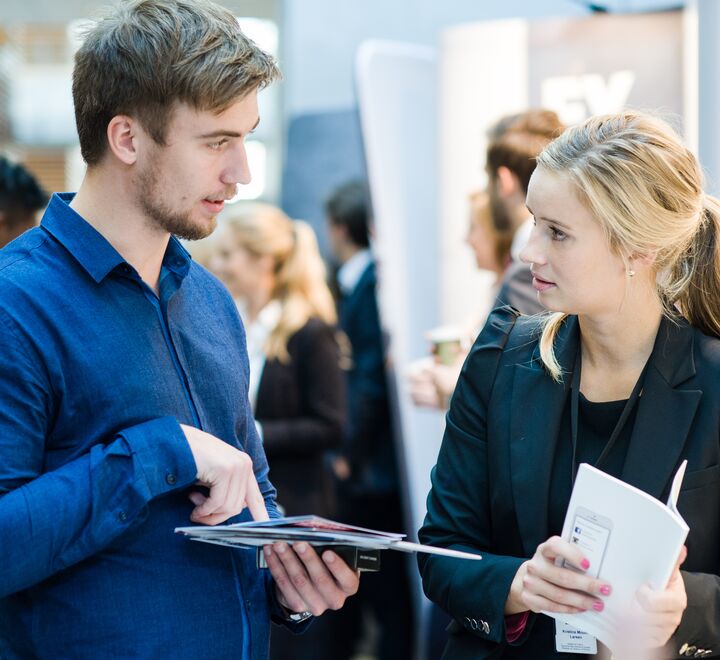 To mennesker snakker sammen