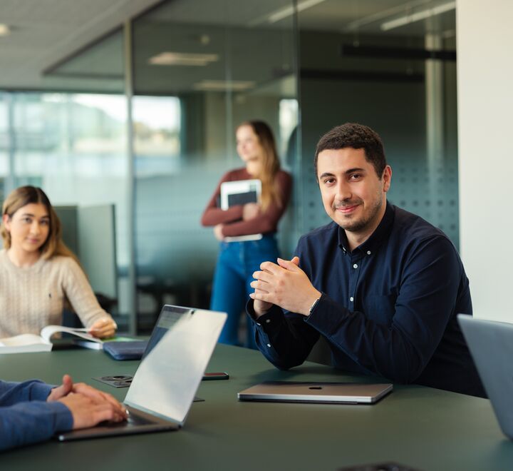 En mann som ser mot kameraet