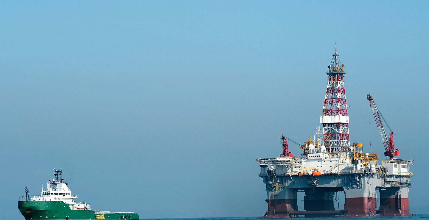 Oljeplattform og en servicebåt