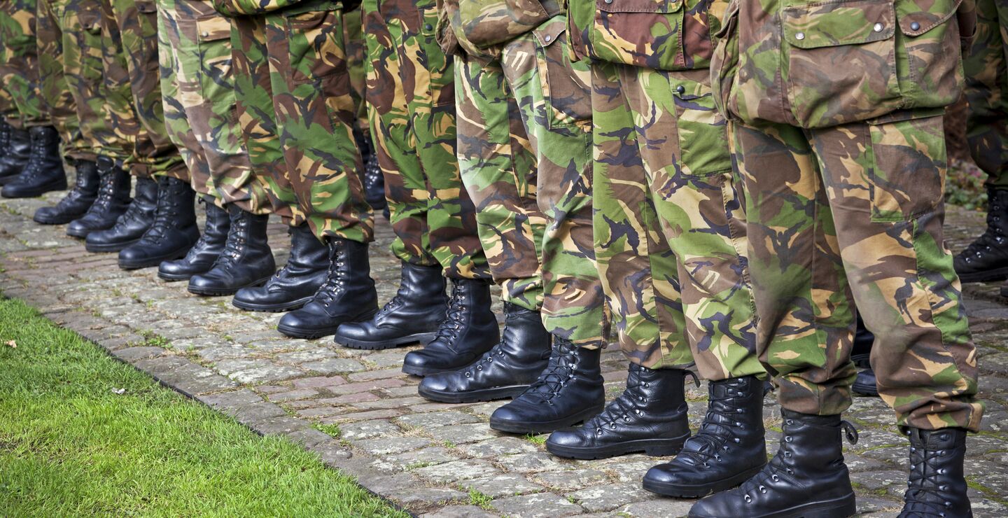 Soldater i uniform bilde fra livet og ned.