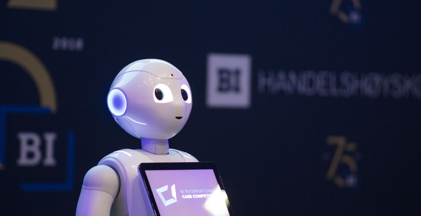 Den siste kode vil aldri skrives. Den siste fantasi vil aldri diktes. Det vil bare bli annerledes. Det blir trolig bedre også, skriver Erling Røed Larsen. (Bilde av roboten Pepper på konferansierjobb på BI.)