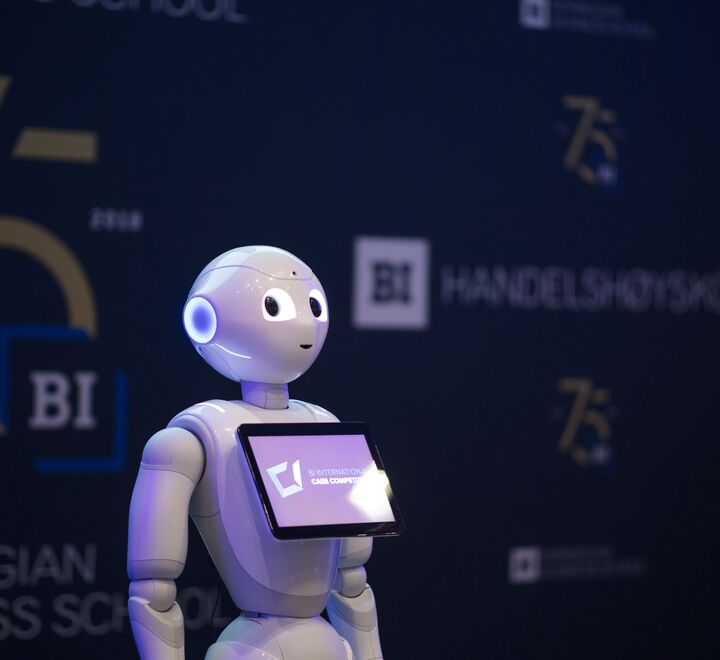 Den siste kode vil aldri skrives. Den siste fantasi vil aldri diktes. Det vil bare bli annerledes. Det blir trolig bedre også, skriver Erling Røed Larsen. (Bilde av roboten Pepper på konferansierjobb på BI.)