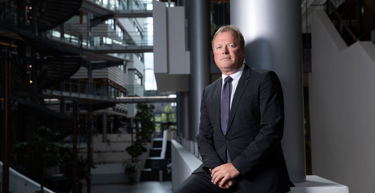 Rektor Inge Jan Henjesand som sitter p&aring; et rekkverk p&aring; campus BI