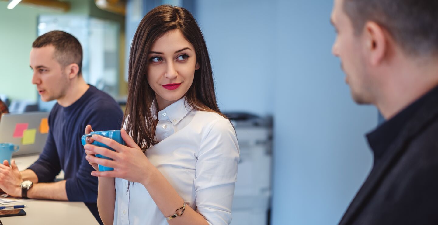 Ung kvinne med et flørtende blikk