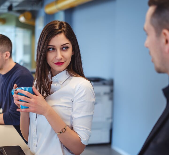 Ung kvinne med et flørtende blikk