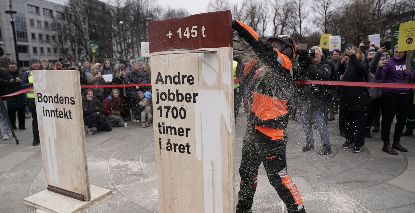 Norges Bondelag og Norsk Bonde- og småbrukarlag med markering foran Stortinget