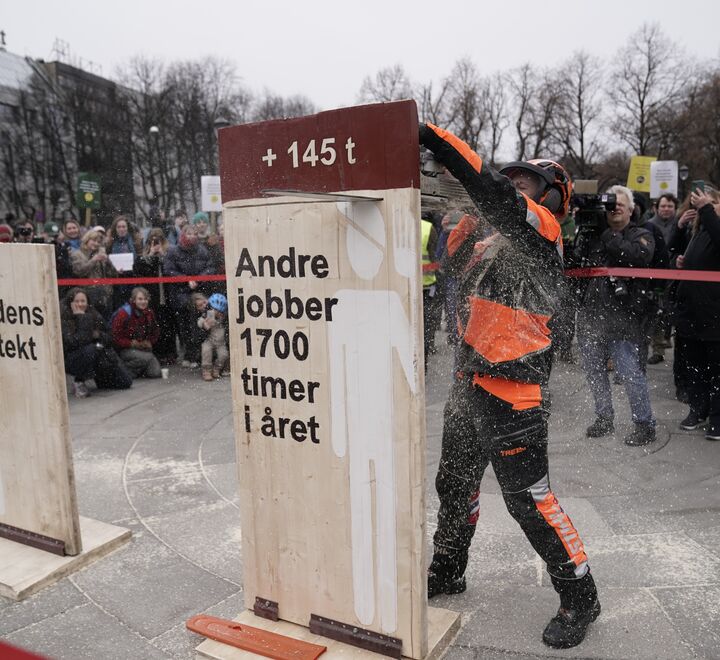 Norges Bondelag og Norsk Bonde- og småbrukarlag med markering foran Stortinget