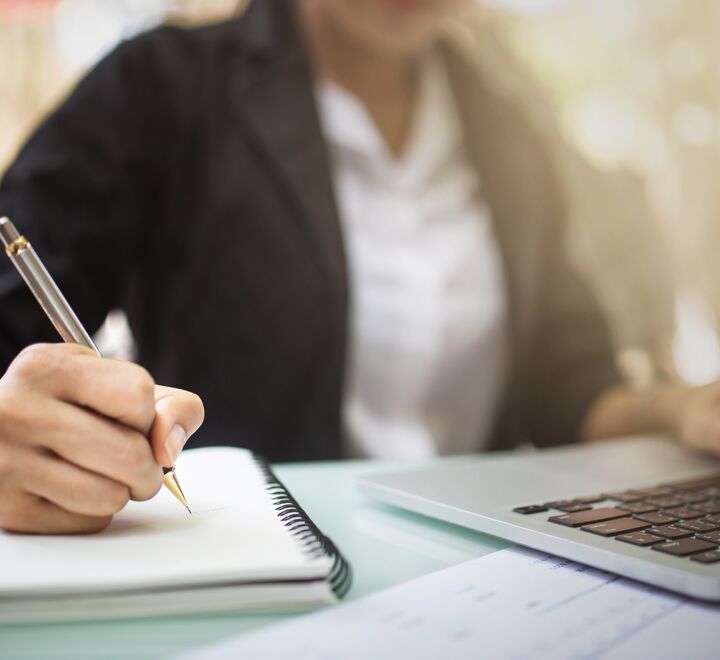 Bilde av en som noterer