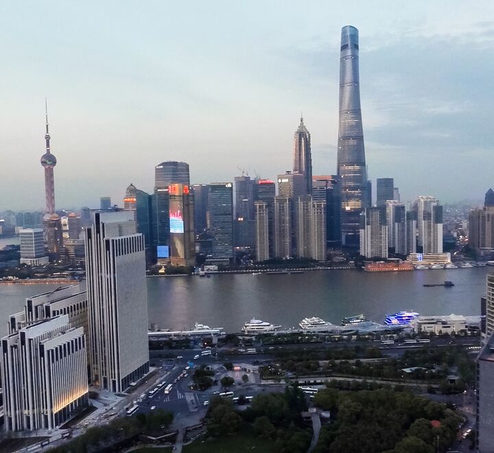 Kina er i dag verdens ledende innen industriproduksjon. Under pandemien har det vist seg mye lettere å opprettholde aktivitet innenfor industrien enn i tjenesteytende næringer. Dette er mye av årsaken til at Kina raskere har blitt friskmeldt enn resten av verden, skriver Hilde Bjørnland. (Foto av Shanghai: Torbjørn Brovold.)