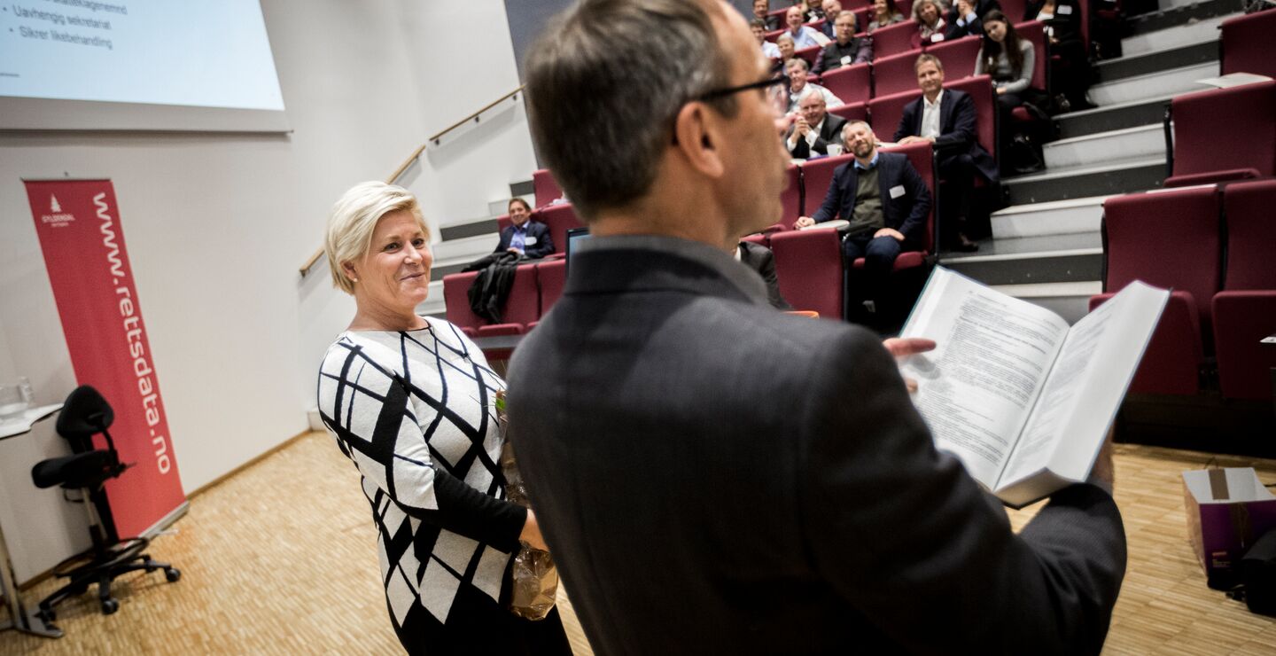 Ole Gjems-Onstad og finansminister Siv Jensen under presentasjonen Skattelovsamling på BI i 2015.