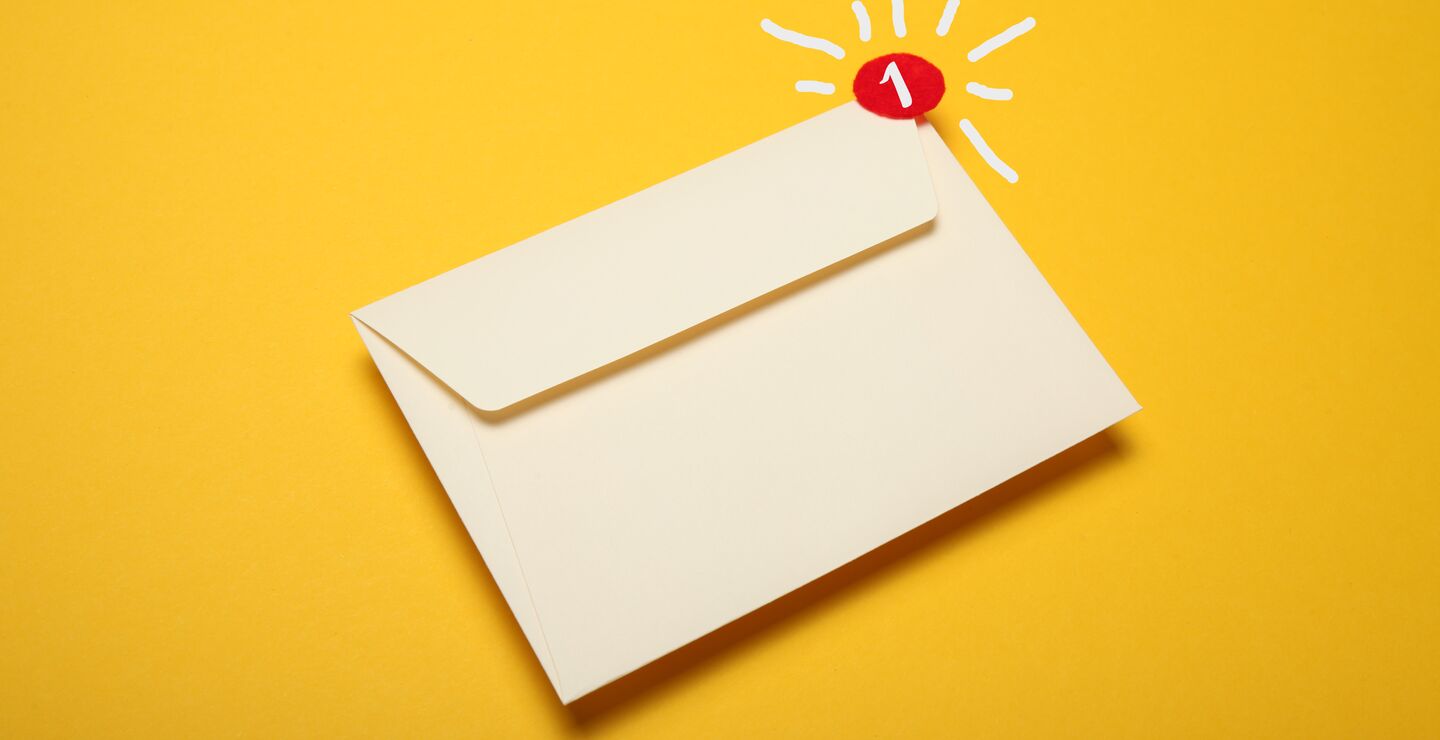 Illustrasjon av epost-konvolutt på gul bakgrunn.