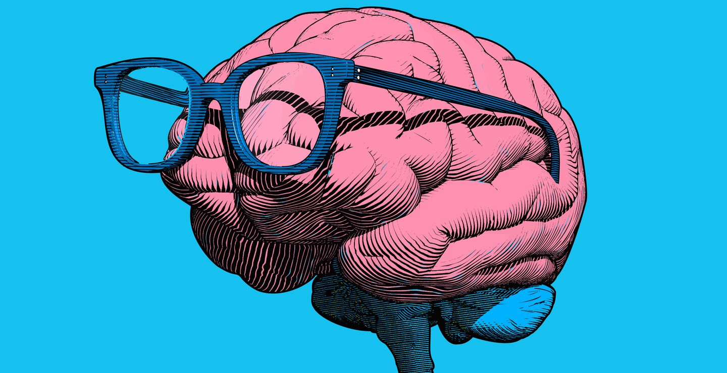 Illustrasjon av en rosa hjerne med briller