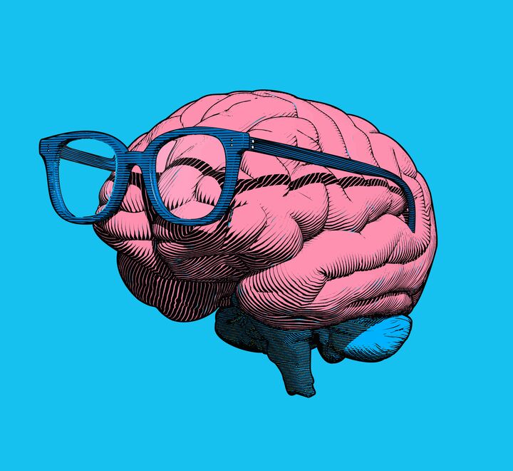 Illustrasjon av en rosa hjerne med briller