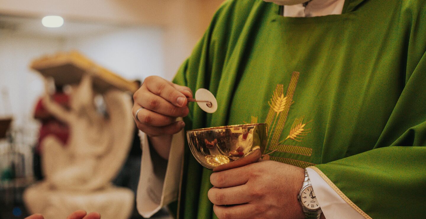 Er prester og prostituerte like motiverte, spurte professor Jan Ketil Arnulf i en undersøkelse mot 18 ulike yrkesgrupper. (Foto: Thays Orrico, Unsplash.com).