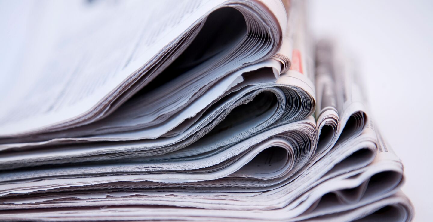 Avisbransjen sliter som følge av annonsefall under koroakrisen, og det er de minste avisene som har det verst, skriver førsteamanuensis Erik Wilberg.