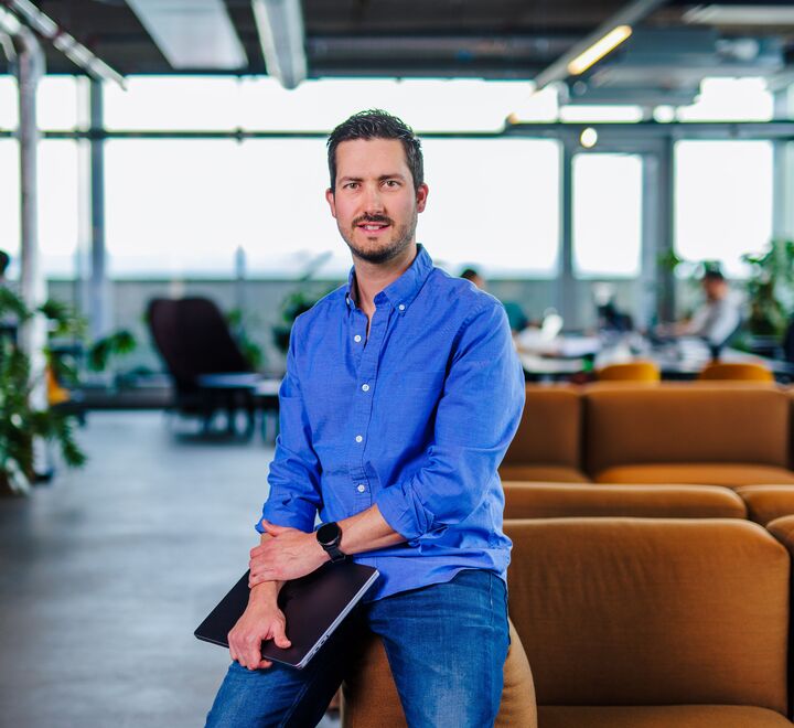 Bilde av Humberto som ser inn i kameraet