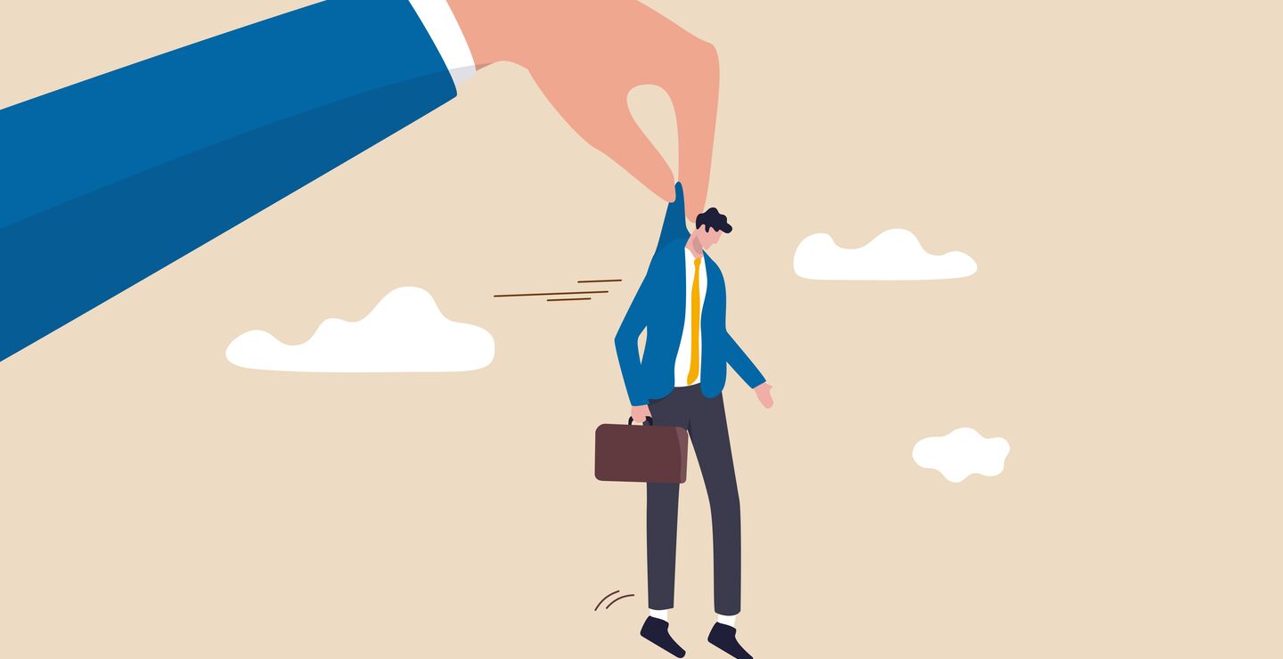 Illustrasjon av en stor hånd som holder en arbeidstakker i nakken