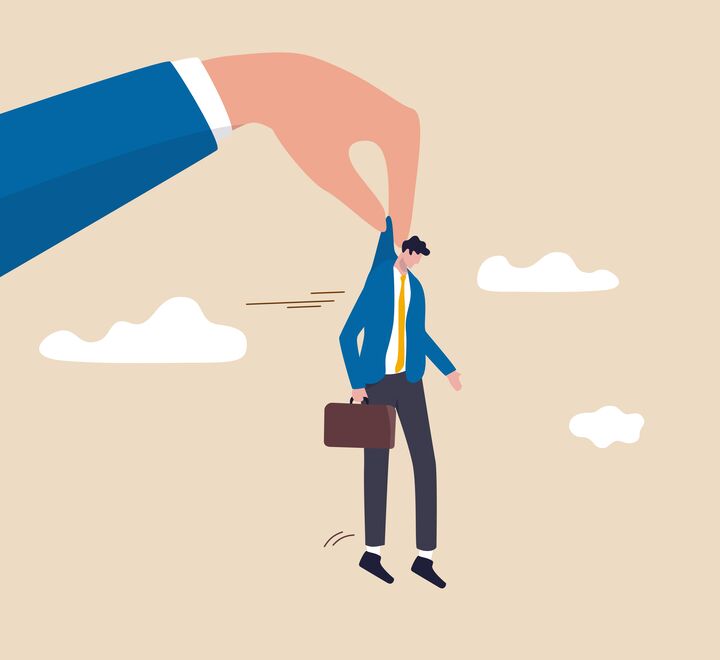 Illustrasjon av en stor hånd som holder en arbeidstakker i nakken