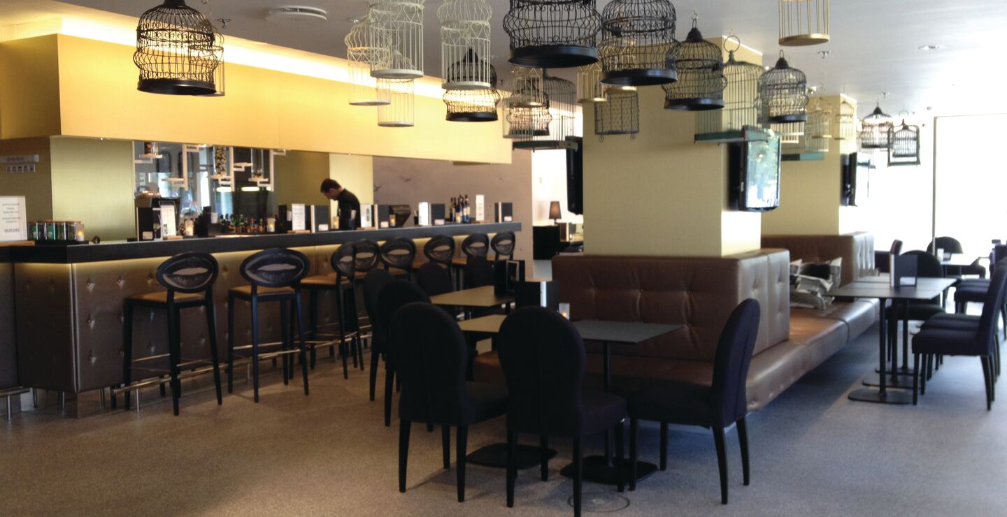 Reduksjonen i permitteringskostnadene vil isolert sett innebære at kostnadene ved krisen dyttes over på uheldige arbeidstagere, mens de som har yrker uten smittefare slipper unna, skriver artikkelforfatterne. Kundene uteblir også på hotellene og restaurantene.