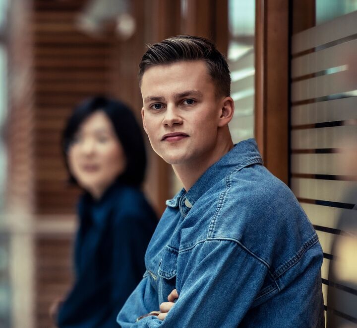 Bilde av en mann på campus