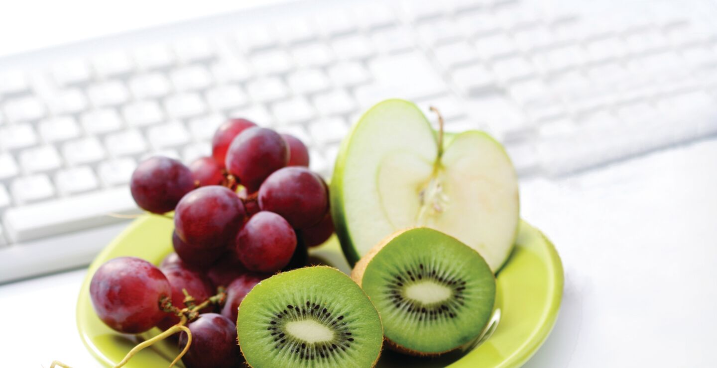 Professor Caroline Dala Ditlev Simonsen skriver at Gjennom riktig dulting (nudging) kan forbrukere påvirkes til å gjøre de valgene som er gode både for samfunnet og for bedriftens lønnsomhet – uten at kunden opplever å komme dårligere ut.