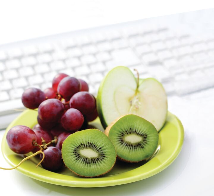 Professor Caroline Dala Ditlev Simonsen skriver at Gjennom riktig dulting (nudging) kan forbrukere påvirkes til å gjøre de valgene som er gode både for samfunnet og for bedriftens lønnsomhet – uten at kunden opplever å komme dårligere ut.