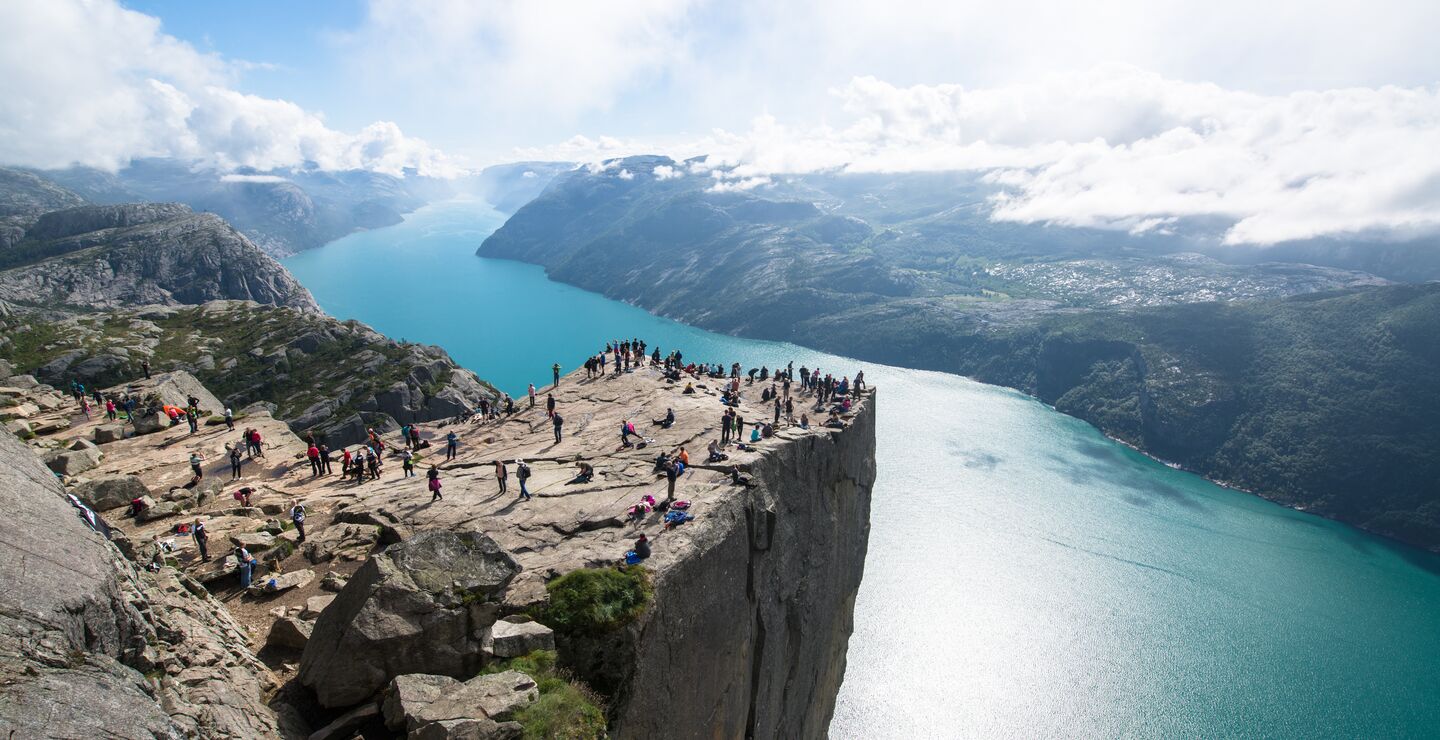 Naturen som helhet, utgjort av økosystemer, dyr, mennesker og samfunn, er et vidunderlig komplekst og høyt sofistikert system. (Foto av Preikestolen: Ksinan Peter)