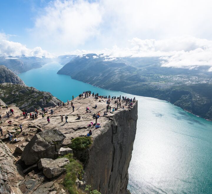 Naturen som helhet, utgjort av økosystemer, dyr, mennesker og samfunn, er et vidunderlig komplekst og høyt sofistikert system. (Foto av Preikestolen: Ksinan Peter)