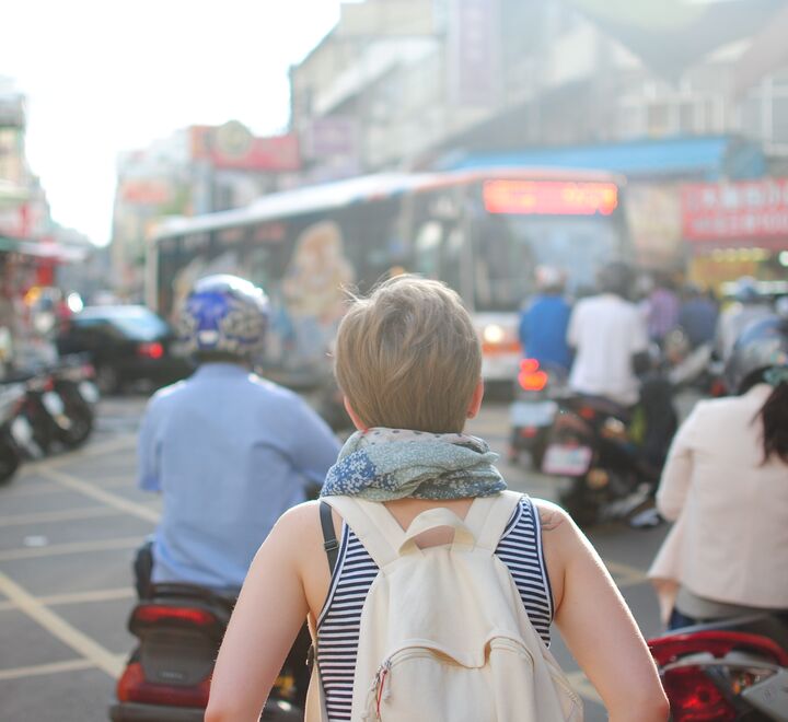 En dame som ser utover en travel gate